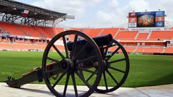 Follia derby del Texas: minuto 112 Dallas in dieci, minuto 113 Houston pareggia…