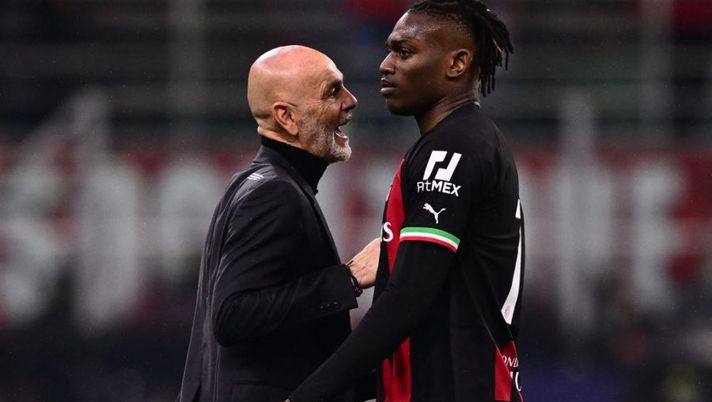AC Milan's Italian coach Stefano Pioli talks to AC Milan's Portuguese forward Rafael Leao at half-time during the UEFA Champions League quarter-finals first leg football match between AC Milan and SSC Napoli on April 12, 2023 at the San Siro stadium in Milan. (Photo by Marco BERTORELLO / AFP) (Photo by MARCO BERTORELLO/AFP via Getty Images) Pioli: “Leao, ecco le novità e cosa filtra tra titolare e panchina! Se non dovesse farcela…” - immagine 1