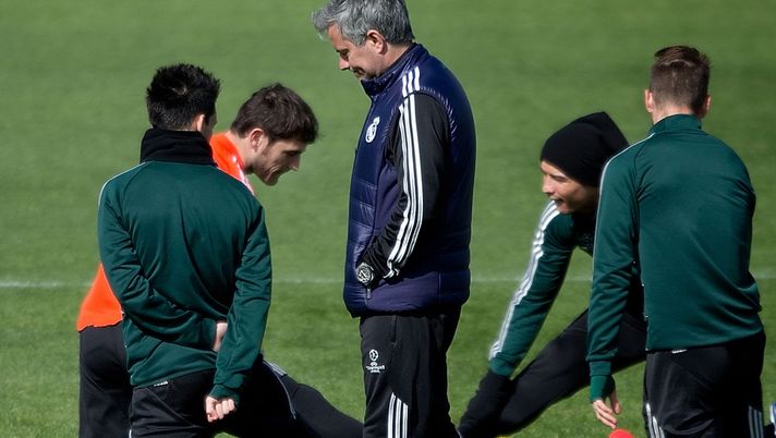 MADRID, SPAIN - APRIL 02: Goalkeeper Iker Casillas (L) and teammate Cristiano Ronaldo (R) warm up while head coach Jose Mourinho walks around them during a training session ahead of the UEFA Champions League Quarterfinal match between Real Madrid and Galatasaray AS at the Valdebebas training ground on April 2, 2013 in Madrid, Spain. (Photo by Gonzalo Arroyo Moreno/Getty Images) MADRID, SPAIN - APRIL 02: Goalkeeper Iker Casillas (L) and teammate Cristiano Ronaldo (R) warm up while head coach Jose Mourinho walks around them during a training session ahead of the UEFA Champions League Quarterfinal match between Real Madrid and Galatasaray AS at the Valdebebas training ground on April 2, 2013 in Madrid, Spain. (Photo by Gonzalo Arroyo Moreno/Getty Images)