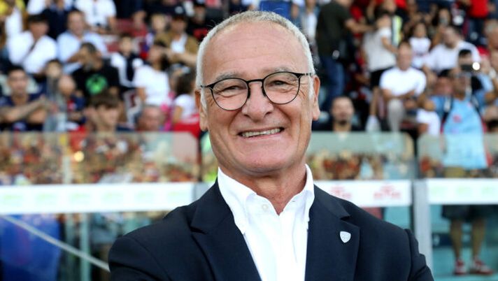 CAGLIARI, ITALY - SEPTEMBER 27: Head coach of Cagliari Claudio Ranieri looks on during the Serie A TIM match between Cagliari Calcio and AC Milan at Sardegna Arena on September 27, 2023 in Cagliari, Italy. (Photo by Enrico Locci/Getty Images) Ranieri: “Errore di Radunovic, gli parlerò. Solo crampi per Luvumbo ma Petagna…” - immagine 1