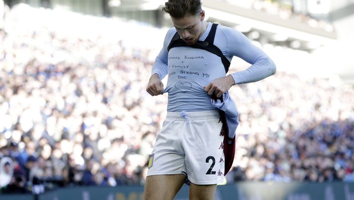BRIGHTON, ENGLAND - FEBRUARY 26: Matty Cash of Aston Villa celebrates after scoring their team's first goal and reveals a message under his shirt during the Premier League match between Brighton & Hove Albion and Aston Villa at American Express Community Stadium on February 26, 2022 in Brighton, England. (Photo by Henry Browne/Getty Images) Regolamento inflessibile: ammonito il polacco Cash per una maglia in sostegno di Kedziora, bloccato a Kiev - immagine 1