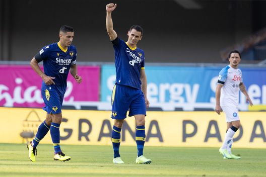 VERONA, ITALY - AUGUST 15: Kevin Lasagna of Hellas Verona FC celebrates after scoring his team's first goal during the Serie A match between Hellas Verona and SSC Napoli at Stadio Marcantonio Bentegodi on August 15, 2022 in Verona, Italy. (Photo by Emmanuele Ciancaglini/Ciancaphoto Studio/Getty Images) Lasagna attaccante dalle… quattro stagioni: in gol a Pasqua, Natale e Ferragosto - immagine 1
