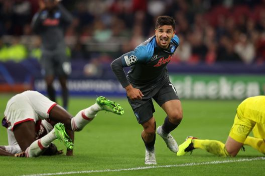 AMSTERDAM, NETHERLANDS - OCTOBER 04: Giovanni Simeone of SSC Napoli celebrates after scoring their team's sixth goal during the UEFA Champions League group A match between AFC Ajax and SSC Napoli at Johan Cruyff Arena on October 04, 2022 in Amsterdam, Netherlands. (Photo by Dean Mouhtaropoulos/Getty Images) Simeone commuove: “Ho vinto lo scudetto a Udine nella stanza di Astori”- immagine 2