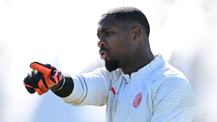 CAIRATE, ITALY - MARCH 12: Mike Maignan of AC Milan in action during a AC Milan training session at Milanello on March 12, 2024 in Cairate, Italy. (Photo by Claudio Villa/AC Milan via Getty Images) NEWS – Rabiot, Frattesi, Bisseck, Niang, Odgaard, Fabbian, Mina, Gaetano e cosa filtra su Maignan - immagine 1
