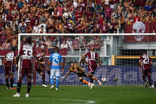  TURIN, ITALY - SEPTEMBER 23: Andrea Belotti (L) of Torino FC scores his goal from the penalty spot during the Serie A match between Torino FC and SSC Napoli at Stadio Olimpico di Torino on September 23, 2018 in Turin, Italy. (Photo by Valerio Pennicino/Getty Images) 