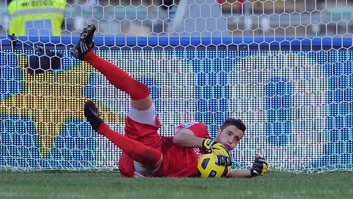 BARI, ITALY - NOVEMBER 14:  Antonio Mirante of Parma in action during the Serie A match between Bari and Parma at Stadio San Nicola on November 14, 2010 in Bari, Italy.  (Photo by Giuseppe Bellini/Getty Images)