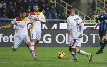  BERGAMO, ITALY - NOVEMBER 27: Bryan Cristante of Atalanta BC (R) scores the opening goal during the Serie A match between Atalanta BC and Benevento Calcio at Stadio Atleti Azzurri d'Italia on November 27, 2017 in Bergamo, Italy. (Photo by Emilio Andreoli/Getty Images)