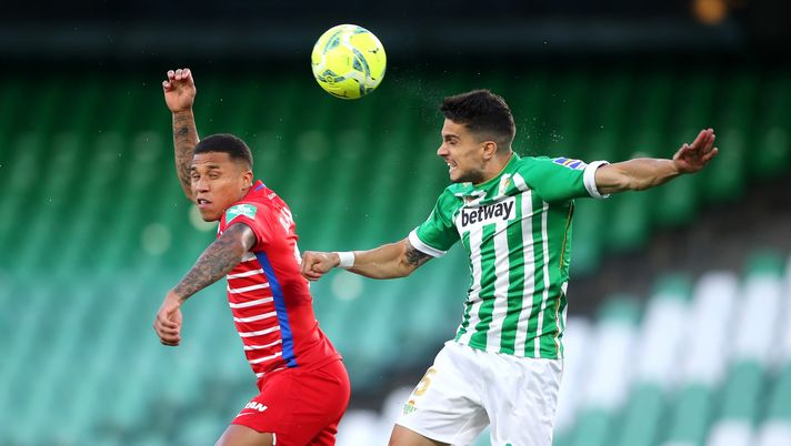 SEVILLE, SPAIN - MAY 10: Marc Bartra of Real Betis battles for possession with Darwin Machis of Granada CF during the La Liga Santander match between Real Betis and Granada CF at Estadio Benito Villamarin on May 10, 2021 in Seville, Spain. Sporting stadiums around Spain remain under strict restrictions due to the Coronavirus Pandemic as Government social distancing laws prohibit fans inside venues resulting in games being played behind closed doors. (Photo by Fran Santiago/Getty Images) Betis, Bartra rassicura i tifosi: “Abbiamo perso il derby, ma siamo un gruppo unito” - immagine 1