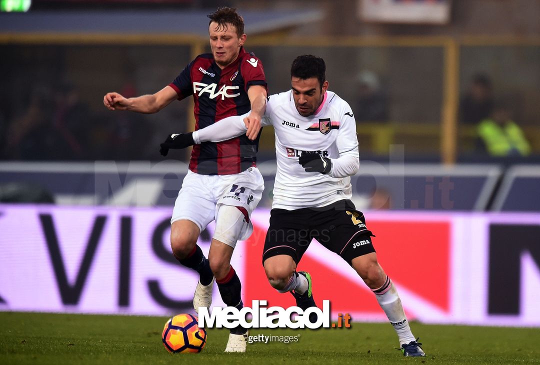  BOLOGNA, ITALY - NOVEMBER 20:  Krejci Ladislav (L) of Bologna and Bruno Henrique of Palermo compete for the ball during the Serie A match between Bologna FC and US Citta di Palermo at Stadio Renato Dall'Ara on November 20, 2016 in Bologna, Italy.  (Photo by Tullio M. Puglia/Getty Images) 