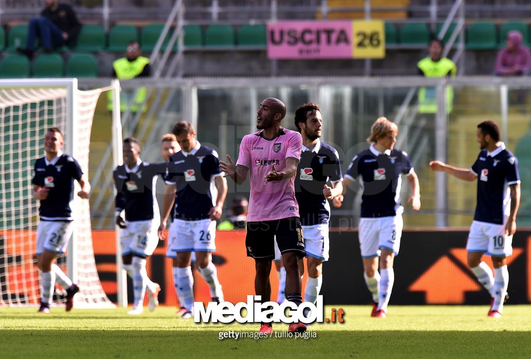  PALERMO, ITALY - NOVEMBER 27: Haitam Aleesami of Palermo reacts as players of Lazio celebrate after scoring the opening goal during the Serie A match betweenUS Citta di Palermo and SS Lazio at Stadio Renzo Barbera on November 27, 2016 in Palermo, Italy.  (Photo by Tullio M. Puglia/Getty Images) 