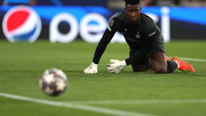 Inter Milan's Cameroonian goalkeeper Andre Onana stares at the ball during the UEFA Champions League quarter final first leg football match between SL Benfica and Inter Milan at the Luz stadium in Lisbon on April 11, 2023. (Photo by CARLOS COSTA / AFP) (Photo by CARLOS COSTA/AFP via Getty Images) Onana: “Siamo una grande squadra, orgoglioso di questa vittoria. In campionato…” - immagine 1