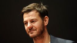 Lazio, Cattelan in giro per Milano con la maglia biancoceleste – FOTO