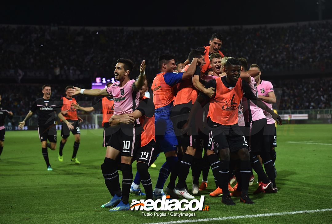  PALERMO, ITALY - JUNE 13:  Players of Palermo celebrate  after Emanuele Terranova of Frosinone scoring an own goal during the serie B playoff match final between US Citta di Palermo and Frosinone Calcio at Stadio Renzo Barbera on June 13, 2018 in Palermo, Italy.  (Photo by Tullio M. Puglia/Getty Images) 