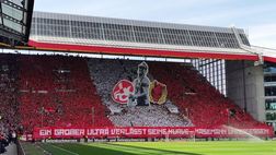 Allo stadio Fritz Walter gli ultras vincono il derby e commemorano il cantante scomparso