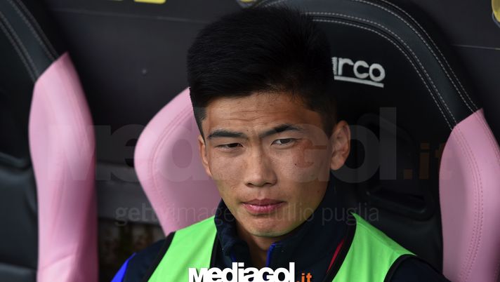 PALERMO, ITALY - APRIL 02:  Kwang Song Han of Cagliari looks on in the bench during  the Serie A match between US Citta di Palermo and Cagliari Calcio at Stadio Renzo Barbera on April 2, 2017 in Palermo, Italy.  (Photo by Tullio M. Puglia/Getty Images) 