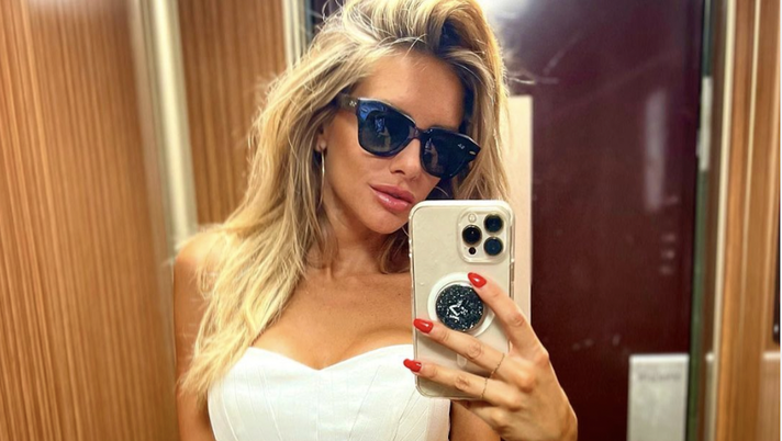 Michela Persico: “Sono tornati i selfie dall’ascensore”. I fan apprezzano - immagine 1
