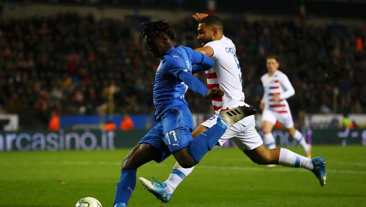 GENK, BELGIUM - NOVEMBER 20:  Moise Kean of Italy shoots as he is challanged by Cameron Carter-Vickers of the United States during the International Friendly match between Italy and the United States at Cristal Arena on November 20, 2018 in Genk, Belgium.  (Photo by Dean Mouhtaropoulos/Getty Images) 