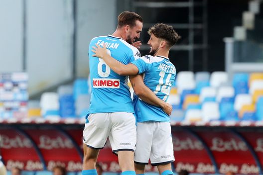 NAPLES, ITALY - JUNE 28: Dries Mertens of SSC Napoli celebrates with teammate Fabian Ruiz after scoring the 1-0 goal during the Serie A match between SSC Napoli and SPAL at Stadio San Paolo on June 28, 2020 in Naples, Italy. (Photo by Francesco Pecoraro/Getty Images) Alvino: “Domenica ho rivisto il fantasma di Michu! Mertens alzerà il telefono”- immagine 2