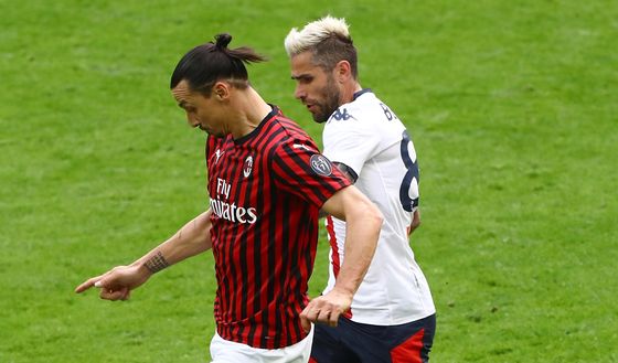  8 marzo 2020, Milan-Genoa: Zlatan Ibrahimovic contro Valon Behrami (credits: GETTY Images) 
