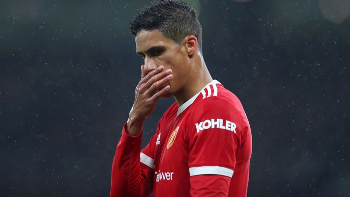 MANCHESTER, ENGLAND - MAY 02: Raphael Varane of Manchester United during the Premier League match between Manchester United and Brentford at Old Trafford on May 02, 2022 in Manchester, England. (Photo by Catherine Ivill/Getty Images) Varane, dal Real allo United: Rio Ferdinand “Non avrà mai visto una squadra così allo sbando” - immagine 1