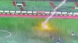 VIDEO / Calciatore colpito da fulmine muore in campo: tragedia in Indonesia
