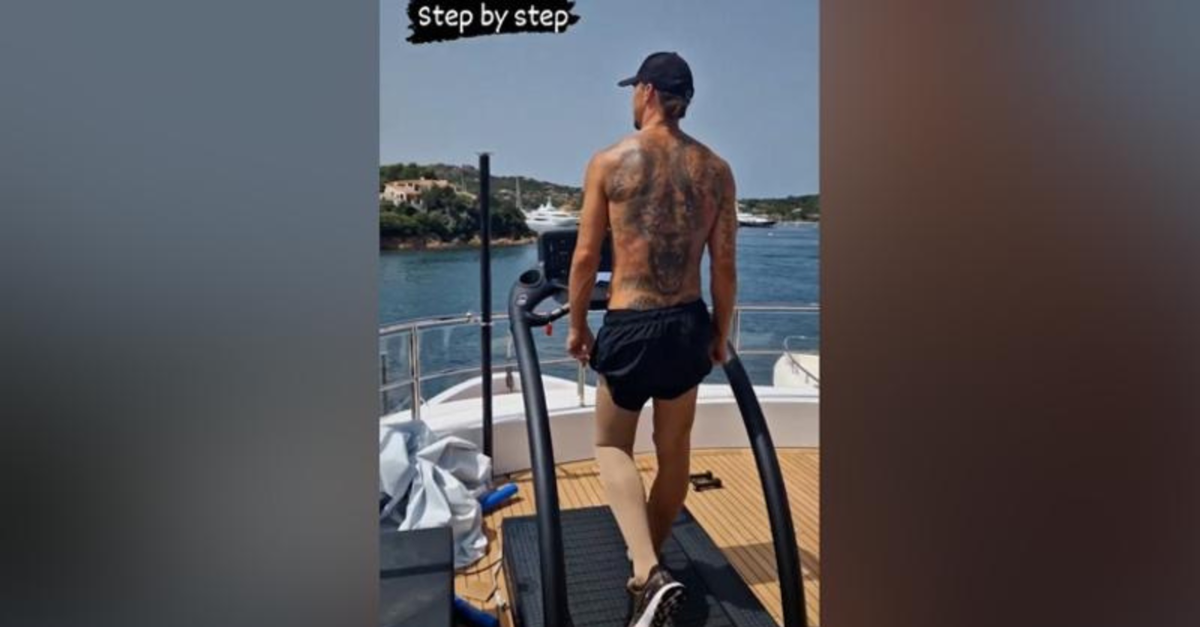 Ibrahimovic, riabilitazione sul suo yacht: “Passo dopo passo” | VIDEO