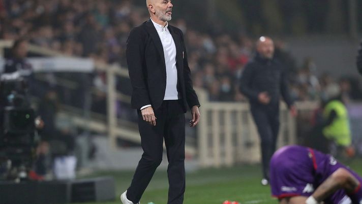 FLORENCE, ITALY - NOVEMBER 20: Stefano Pioli manager of AC Milan shouts instructions to his players during the Serie A match between ACF Fiorentina and AC Milan at Stadio Artemio Franchi on November 20, 2021 in Florence, Italy. (Photo by Gabriele Maltinti/Getty Images) Tra amicizie e rivincite: Pioli e una gara speciale per lo scudetto - immagine 1
