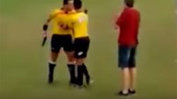 Brasile: Arbitro estrae la pistola in campo