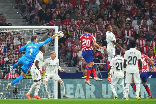 (Photo by Angel Martinez/Getty Images) Il derby della storia: la targa di Courtois nel loro stadio, i tifosi dell’Atletico non la vogliono!- immagine 2