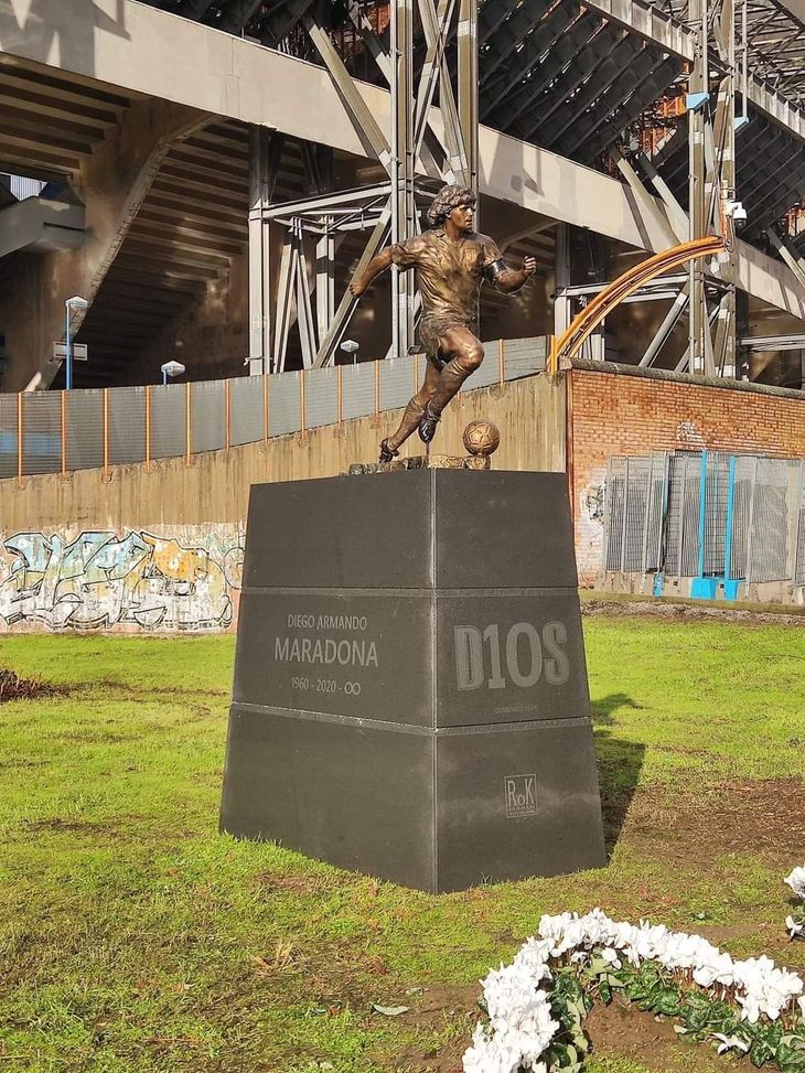 FOTO Un anno senza Diego, la statua di Maradona è all’esterno dello stadio: oggi l’inaugurazione- immagine 2