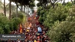VIDEO – Il corteo della Roma ripreso con il drone: l’effetto è spettacolare