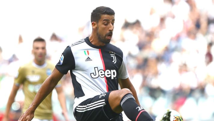 TURIN, ITALY - SEPTEMBER 28: Sami Khedira of Juventus controls the ball during the Serie A match between Juventus and SPAL at Allianz Stadium on September 29, 2019 in Turin, Italy. (Photo by Marco Luzzani/Getty Images) Juve, da Danilo e De Sciglio a Chiellini e Khedira: i tempi di recupero degli infortunati - immagine 1