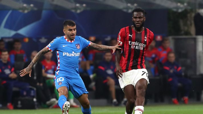 MILAN, ITALY - SEPTEMBER 28: Franck Kessie of AC Milan passes the ball whilst under pressure from Angel Correa of Atletico Madrid during the UEFA Champions League group B match between AC Milan and Atletico Madrid at Giuseppe Meazza Stadium on September 28, 2021 in Milan, Italy. (Photo by Marco Luzzani/Getty Images) Il tema Kessie e la tenuta difensiva del Milan - immagine 1