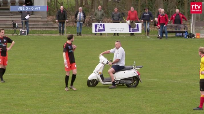 Olanda, il vicino di casa entra in campo con lo scooter e protesta: ecco il motivo - immagine 1