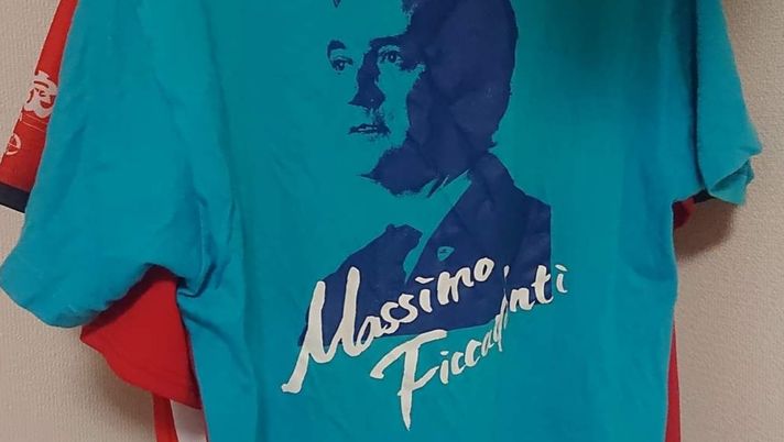 Giappone, a Nagoya è Ficcadenti-mania: la squadra vola, ecco le t-shirt del tecnico italiano 