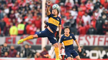 BUENOS AIRES, ARGENTINA - SEPTEMBER 01: Marcelo Weigandt of Boca Juniors fights for the ball with Nicolas De La Cruz of River Plate during a match between River Plate and Boca Juniors as part of Superliga 2019/20 at Estadio Monumental Antonio Vespucio Liberti on September 1, 2019 in Buenos Aires, Argentina. (Photo by Amilcar Orfali/Getty Images)