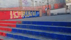 Genova, piazza delle Erbe rossoblù: il derby dei murales fa danni per migliaia di euro