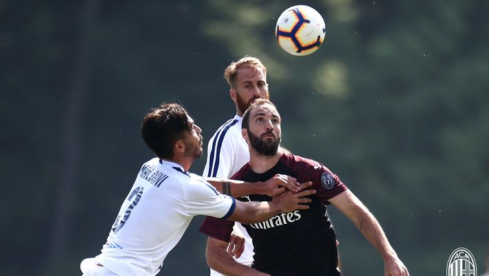 Gonzalo Higuain durante Milan-Pro Piacenza 1-0 (credits: acmilan.com) Higuain Milan