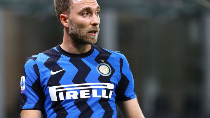 MILAN, ITALY - SEPTEMBER 26: Christian Eriksen of FC Internazionale looks on during the Serie A match between FC Internazionale and ACF Fiorentina at Stadio Giuseppe Meazza on September 26, 2020 in Milan, Italy. (Photo by Marco Luzzani/Getty Images) Gazzetta: “Eriksen, l’esito della visita al CONI. Oggi possibile addio con l’Inter” - immagine 1