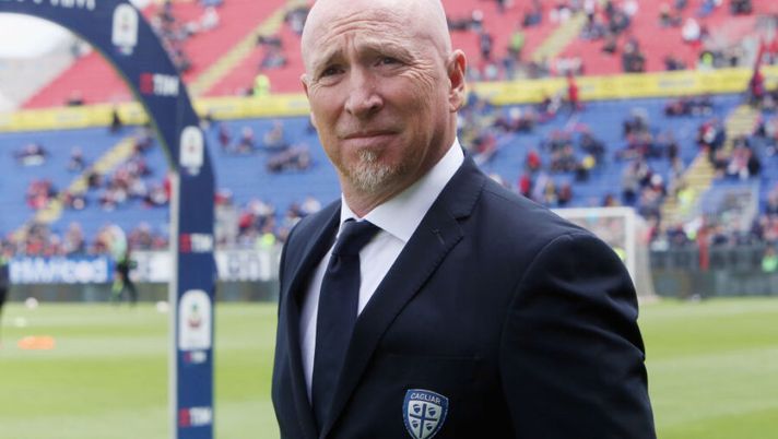 CAGLIARI, ITALY - APRIL 20: Cagliari's coach Rolando Maran looks on during the Serie A match between Cagliari and Frosinone Calcio at Sardegna Arena on April 20, 2019 in Cagliari, Italy. (Photo by Enrico Locci/Getty Images) Maran: “Pavoletti, l’infortunio non è grave. Castro non è pronto, Rog e Nandez…” - immagine 1