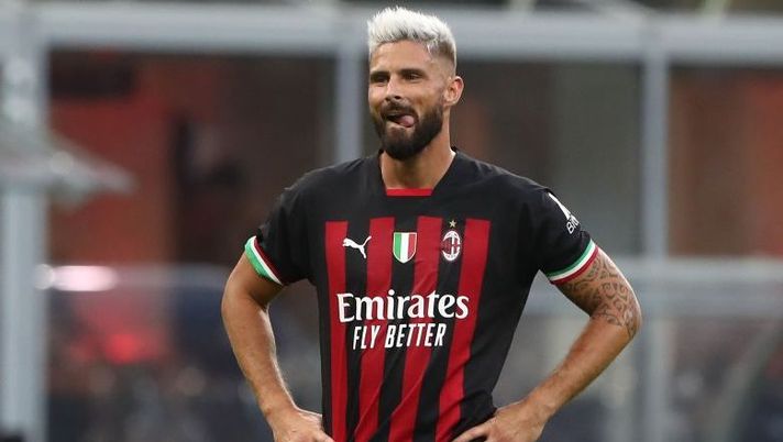 MILAN, ITALY - AUGUST 13: Olivier Giroud of AC Milan looks on during the Serie A match between AC MIlan and Udinese Calcio at Stadio Giuseppe Meazza on August 13, 2022 in Milan, . (Photo by Marco Luzzani/Getty Images) Giroud: “Mai stato preoccupato per Leao, sapevo che sarebbe rimasto qui” - immagine 1