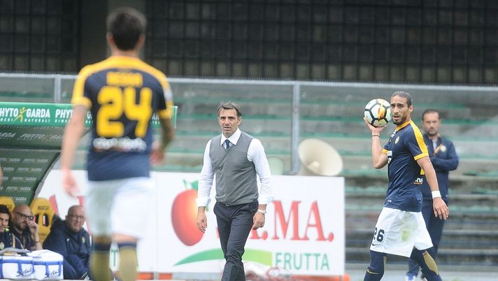 VERONA, ITALY - SEPTEMBER 10: Fabio Pecchia head coach of Hellas Verona FC looks on during the Serie A match between Hellas Verona FC and ACF Fiorentina at Stadio Marc'Antonio Bentegodi on September 10, 2017 in Verona, Italy. (Photo by Mario Carlini / Iguana Press/Getty Images) VERONA, ITALY - SEPTEMBER 10: Fabio Pecchia head coach of Hellas Verona FC looks on during the Serie A match between Hellas Verona FC and ACF Fiorentina at Stadio Marc'Antonio Bentegodi on September 10, 2017 in Verona, Italy. (Photo by Mario Carlini / Iguana Press/Getty Images)