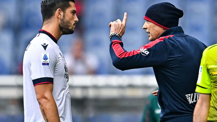 GENOA, ITALY - MAY 21: Sinisa Mihajlovic head coach of Bologna (R) issues Kevin Bonifazi of Bologna some instructions during the Serie A match between Genoa CFC and Bologna Fc at Stadio Luigi Ferraris on May 21, 2022 in Genoa, Italy. (Photo by Getty Images) Mihajlovic: “Contento per i giovani. Lunedì il futuro, lavoro come se…- immagine 1