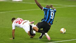Siviglia-Inter, la moviola: grave il mancato rosso a Diego Carlos. E quel tocco di mano…