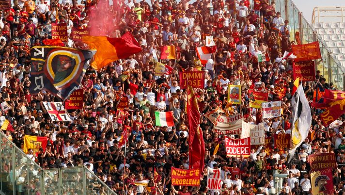 Budapest, tifosi della Roma aggrediscono l’arbitro Taylor all’aeroporto - immagine 1