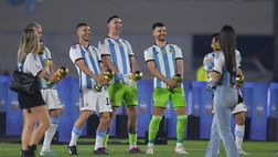 Emiliano Martinez, ci risiamo: replica (in compagnia) il gestaccio del Mondiale