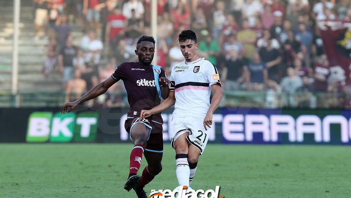 SALERNO, ITALY - AUGUST 25: Player of US Salernitana Jean Daniel Akpa Akpro vies with US Citta di Palermo player Antonio Fiordilino during the Serie B match between US Salernitana and US Citta di Palermo on August 25, 2018 in Salerno, Italy.  (Photo by Francesco Pecoraro/Getty Images) 
