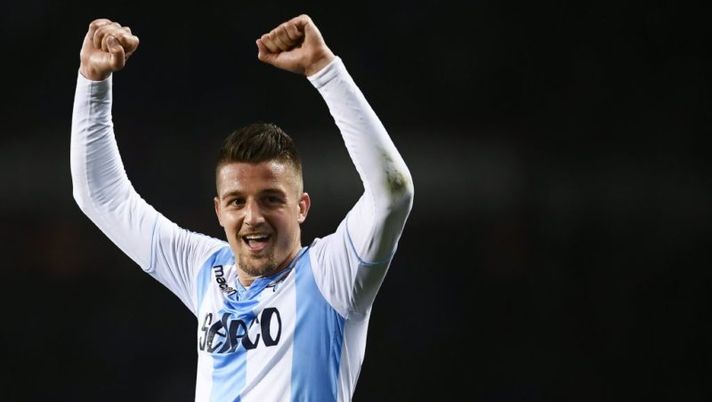 Lazio's midfielder Sergej Milinkovic-Savic from Serbia celebrates at the end of the Italian Serie A football match Torino Vs Lazio on April 29, 2018 at the 'Grande Torino Stadium' in Turin. (Photo by MARCO BERTORELLO / AFP) (Photo credit should read MARCO BERTORELLO/AFP/Getty Images) “Vai alla Juve?”. Milinkovic risponde alla domanda diretta: “Posso sorridere…” - immagine 1