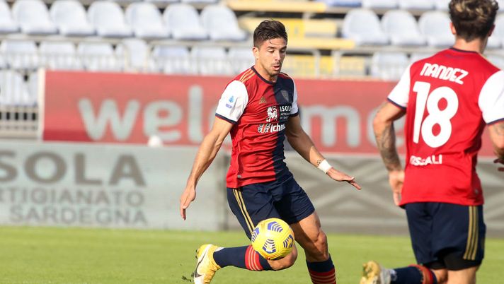 CAGLIARI, ITALY - NOVEMBER 07: Giovanni Simeone of Cagliari in action during the Serie A match between Cagliari Calcio and UC Sampdoria at Sardegna Arena on November 07, 2020 in Cagliari, Italy. (Photo by Enrico Locci/Getty Images) CAGLIARI, ITALY - NOVEMBER 07: Giovanni Simeone of Cagliari in action during the Serie A match between Cagliari Calcio and UC Sampdoria at Sardegna Arena on November 07, 2020 in Cagliari, Italy. (Photo by Enrico Locci/Getty Images)
