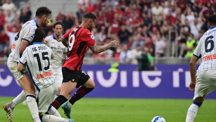 AC Milan's French defender Theo Hernandez (C) runs with the ball during the Italian Serie A football match between AC Milan and Atalanta Bergamo at the San Siro stadium in Milan on May 15, 2022. (Photo by MIGUEL MEDINA / AFP) (Photo by MIGUEL MEDINA/AFP via Getty Images) Theo: “Orgoglioso di giocare per il Milan. Sul gol sono partito da solo e mi sono detto…” - immagine 1